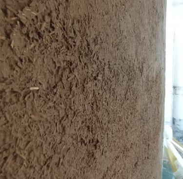 1ère couche de 3cm d’un mélange terre-chanvre en cours de séchage Couche de finition à venir