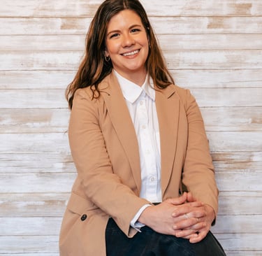 Ariel Weber social worker and psychotherapist serving CBT, DBT & ACT smiling