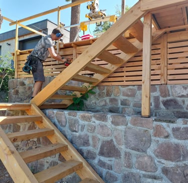 Escalier extérieur type échelle de meunier pin Douglas soubassement de terrasse