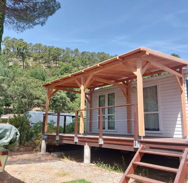 Auvent et escalier menant à un mobil-home bois de structure en pin classe 4