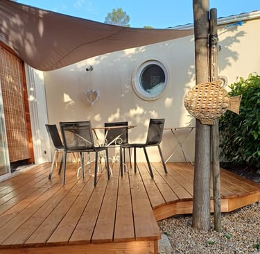 Intégration mûrier dans la création de la terrasse. Forme géométrique originale et unique