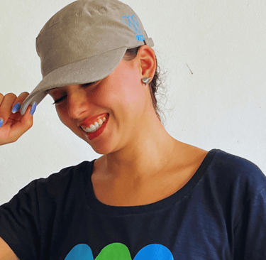 Modelo com Boné sustentável e camiseta ecólogica da CicloAmbiental do Projeto WCS Pantanal