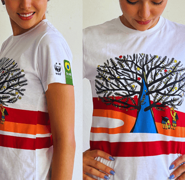 Modelo vestindo camiseta ecológica em PET reciclado para o projeto Amazónia da WWF