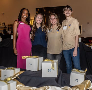 Lauren Quinlan with student volunteers - Michelle DiMuro