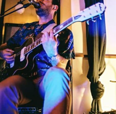 Guitariste pour le groupe Garçon! disponible pour tous vos évènements comité des fêtes bars mariages