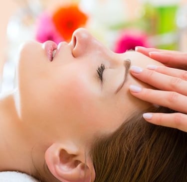 una mujer recibiendo masaje bioenergético