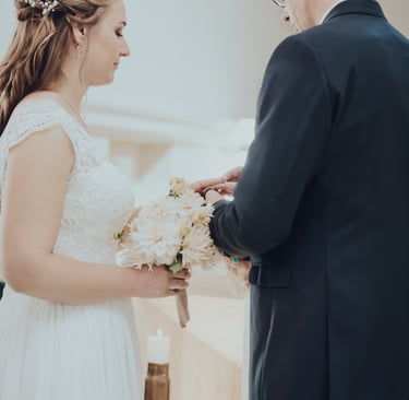 Jaunikis mauna vestuvinį žiedą jaunajai ant piršo