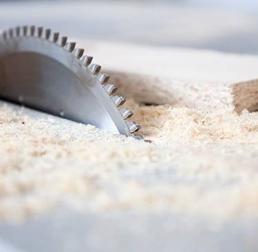 Scie circulaire Shelfi – atelier menuiserie – lame acier – découpe de panneaux bois