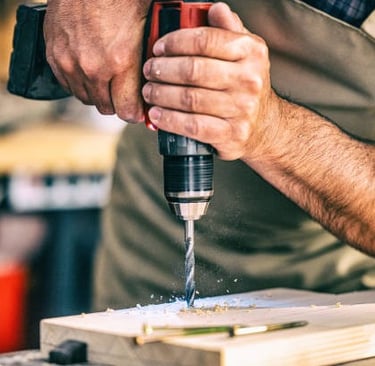 Perçage bois Shelfi – atelier menuiserie – visserie et assemblage artisanal