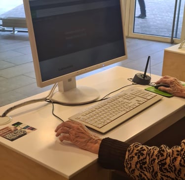 Клієнтка старшого віку користується комп'ютером у відділенні SEB