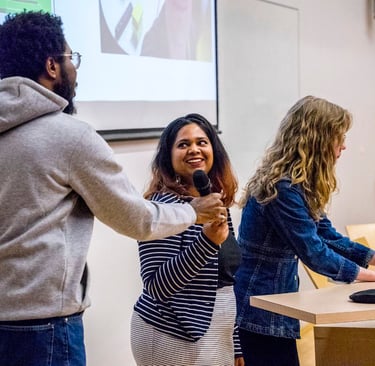 Троє дослідників людей на презентації проєкту. Діана на фоні гортає презентацію.