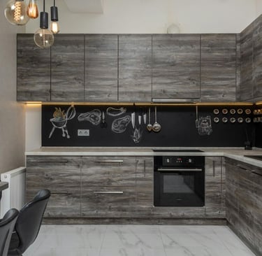 Contemporary kitchen backsplash with black subwaytiles.