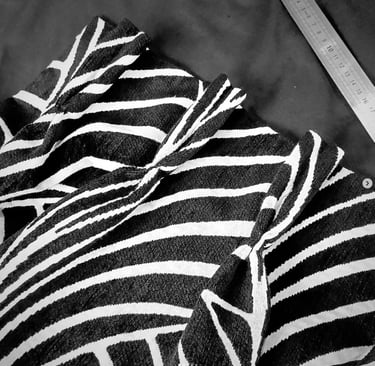 Gros plan de plis flamands sur rideaux noirs et blancs