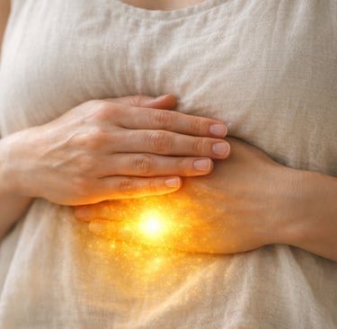 Mains sur le plexus solaire avec énergie dorée, méditation du chakra manipura