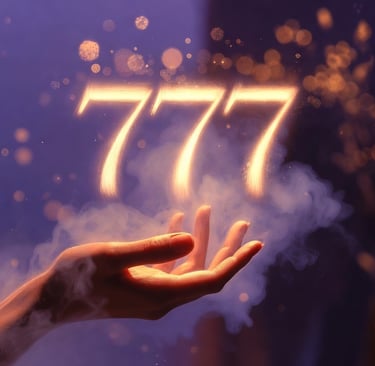 Main féminine tendue vers le nombre 777 lumineux, symbole spirituel d'éveil et de message angélique