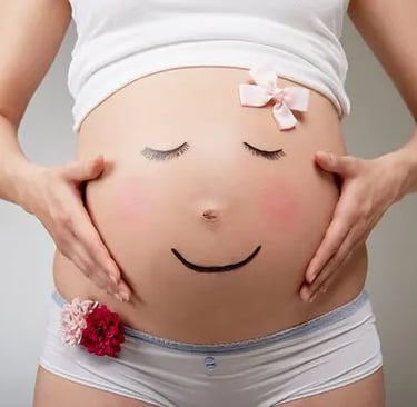 femme enceinte rayonnante grâce au suivie hypno thérapeutique