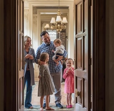 young family visiting the belle maede mansion in nashville