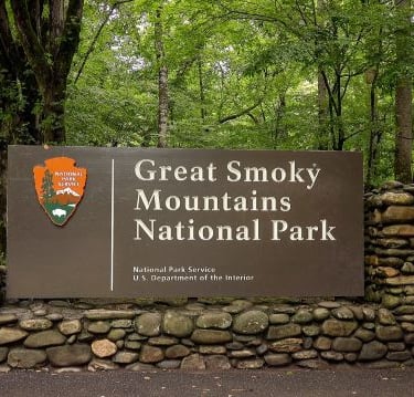 a sign that says great smoky smokey mountain national park