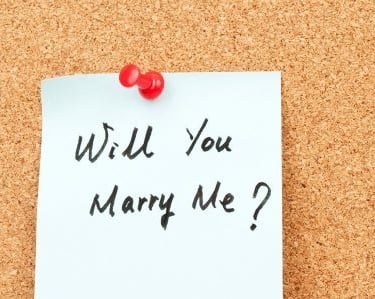 a note paper pinned to a cork board with a message