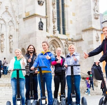 a group of people standing around a group of segway segway se