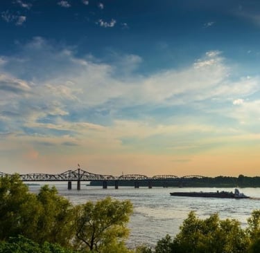 a large bridge spanning the mississipi river