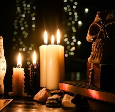 a candle lite up in the dark