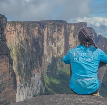 Guía de Destino Roraima sentado en la cima del tepuy Roraima