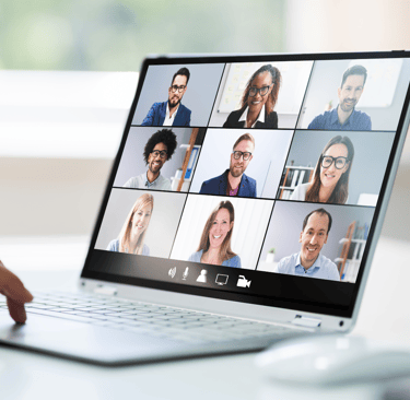 Un consultant marketing fait un webinaire avec ses prospects
