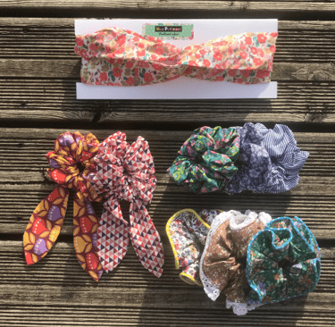 un hedband pour les cheveux et des chouchous