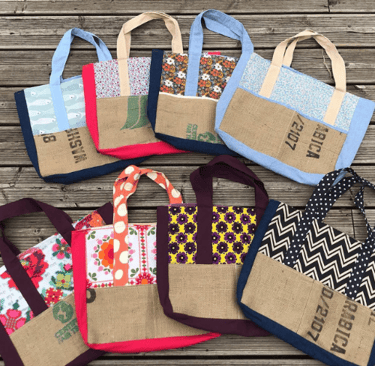 plusieurs grands cabas en toile de jute