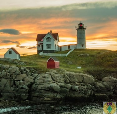 maison avec un phare sur la côte