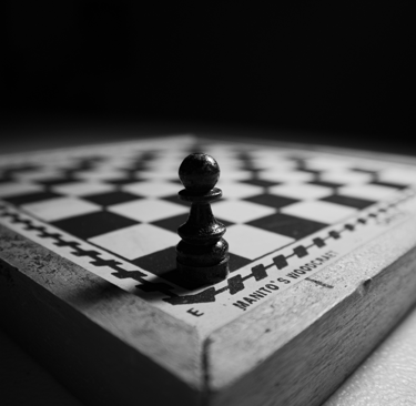 Un illustration visuelle de la stratégie réseaux sociaux au moyen d'un plateau d'échecs.