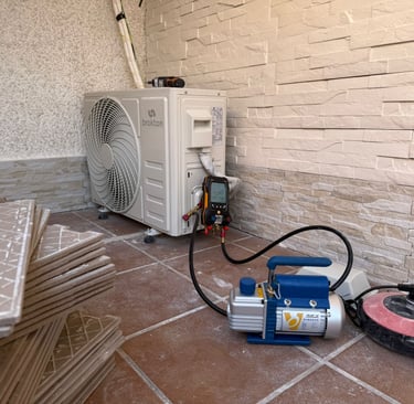 Instalación de aire acondicionado con herramientas profesionales en Torrevieja