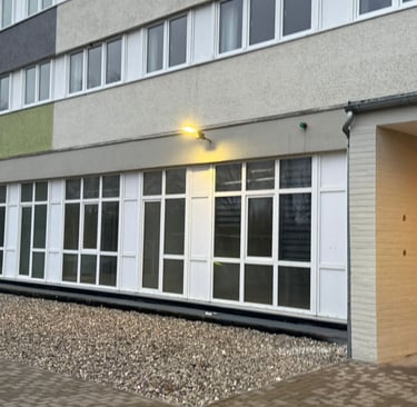 Seitenansicht mit neuer Fensterfront und farbig abgesetzter Fassade eines Wohnhauses