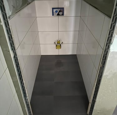 Teilweise gefliester WC-Vorwandeinbau in Vorbereitung auf Sanitärinstallation im Innenausbau