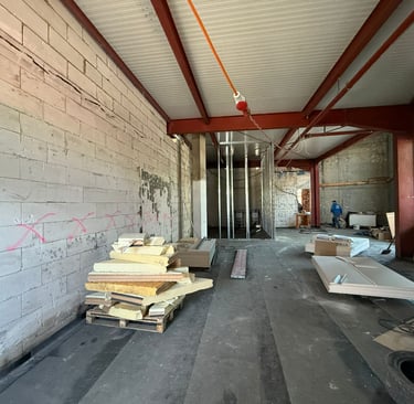 Baustelle im Innenausbau mit Dämmmaterial, Ständerwerk und offenem Deckenträger-System