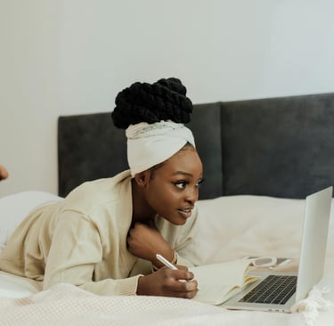 Single mom researching side hustles