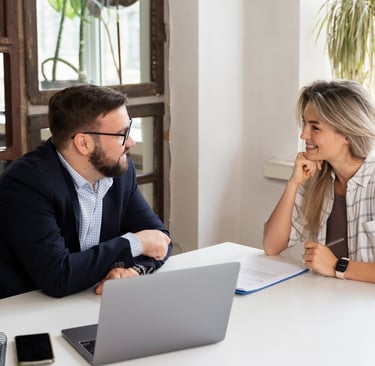 Entrepreneur expliquant ses besoins à sa secrétaire indépendante