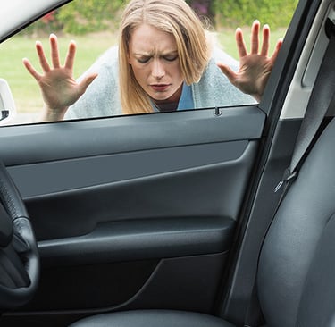 Serviciu de deblocare uși auto în Chișinău și Moldova, pentru situații în care cheia rămâne în mașin