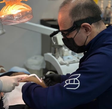 DOUTOR REALIZANDO PROCEDIMENTO DE CANAL