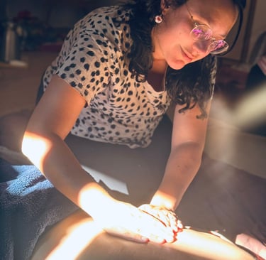 massage d'un dos de femme, massage de femme, massage en post-partum, massage après la grossesse