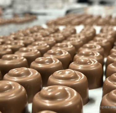 Bombó de xocolata amb llet i blat de moro fregit a l''obrador de xocolata artesanal Ambrosia Andorra