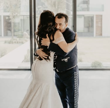 First look con papá - Papá abrazando a su hija en el día de su boda