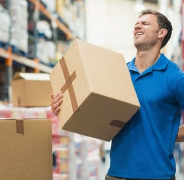 Trabajador sufre dolor lumbar al levantar una caja pesada en depósito – Accidente laboral típico en