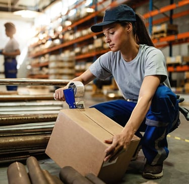 Trabajador con dolor físico por enfermedad profesional iniciando reclamo a la ART