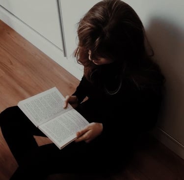 imagem de uma garota lendo um livro em uma sala de estar