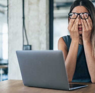 Business woman upset of having bad data on campaigns - CapLeads Blog