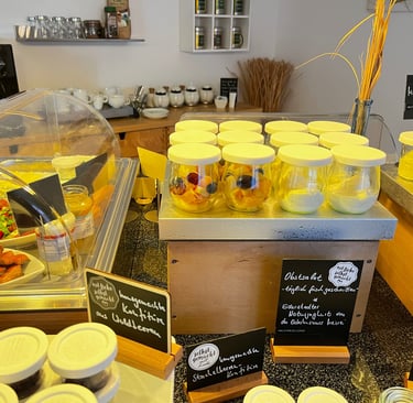 Hotel DunenNest - Frühstück, frischer Obstsalat, hausgemachte Marmeladen