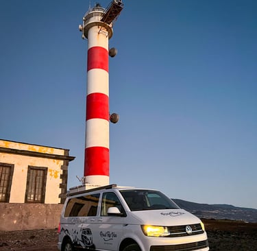 Transporter T-6. Furgoneta Camper. FREEDOM. En el faro de Tenerife de noche. macaronesiavan.com