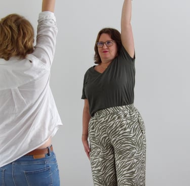 Exercice de sophrologie debout, mouvement de relaxation et respiration consciente